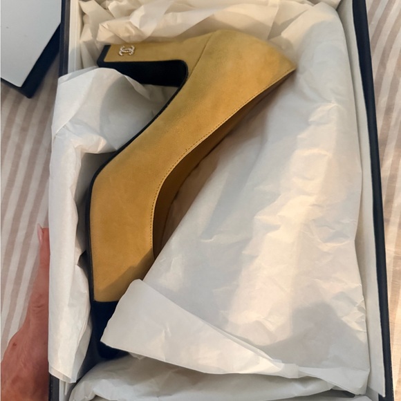CHANEL cap toe pumps. never worn. brand new in box size 38.5 - Picture 5 of 11